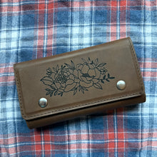 Load image into Gallery viewer, Floral Spray Faux Leather Card and Dice Set
